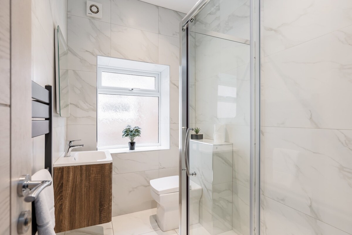 Modern & Stylish 1-Bed Apt w/ Free Parking & Wi-Fi - Photo 4