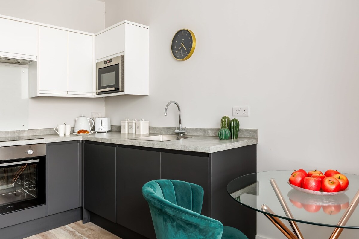 Modern & Stylish 1-Bed Apt w/ Free Parking & Wi-Fi
