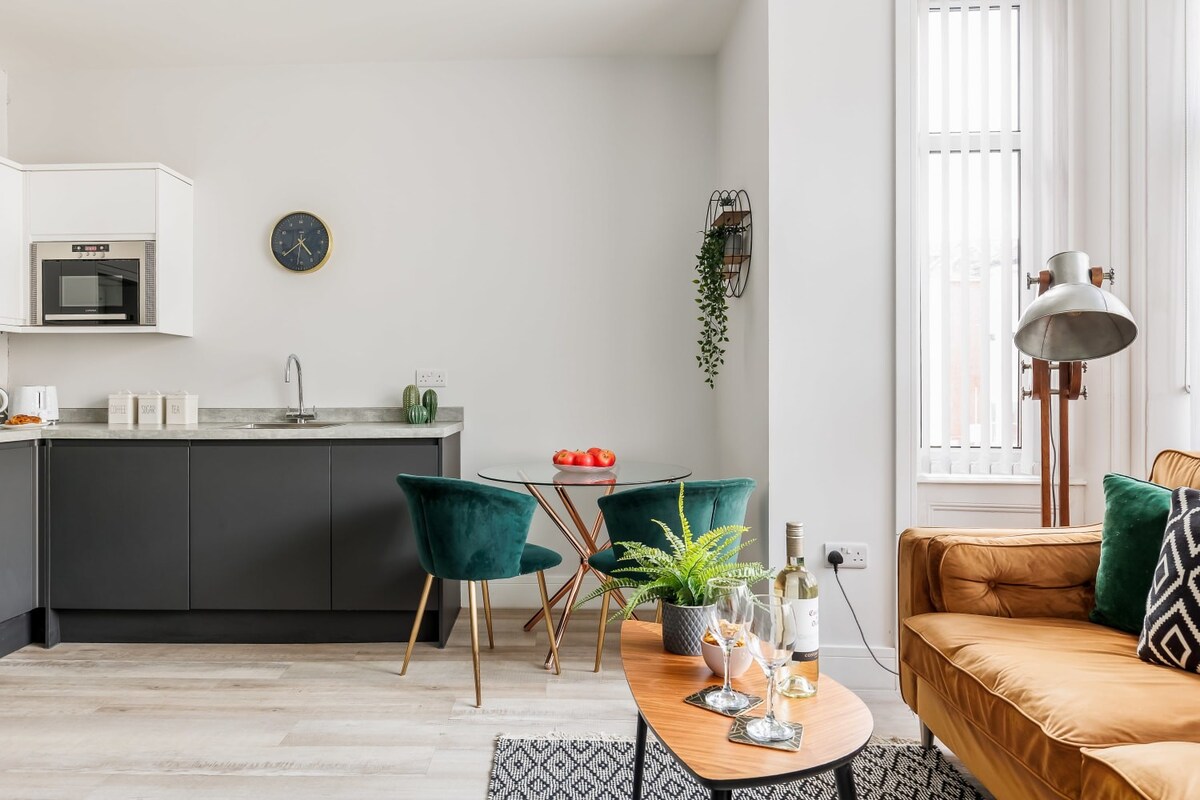 Modern & Stylish 1-Bed Apt w/ Free Parking & Wi-Fi - Photo 3