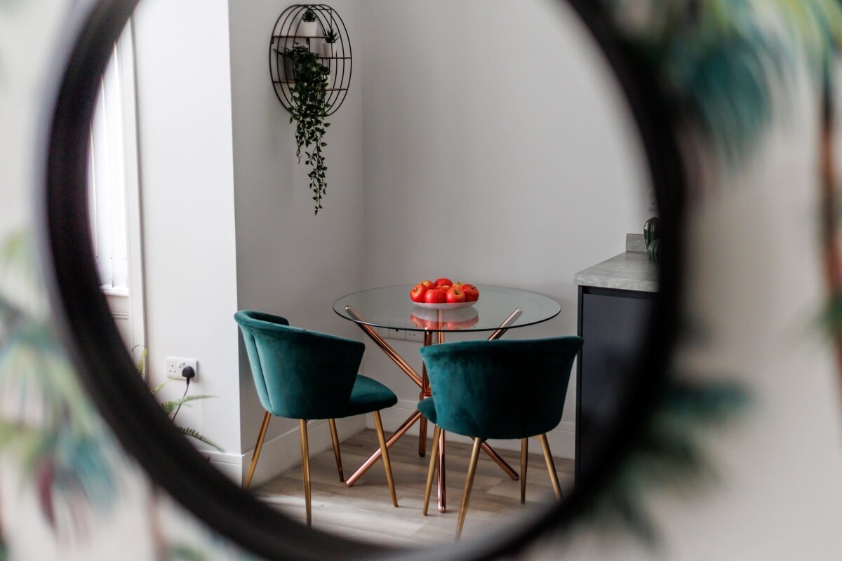 Modern & Stylish 1-Bed Apt w/ Free Parking & Wi-Fi