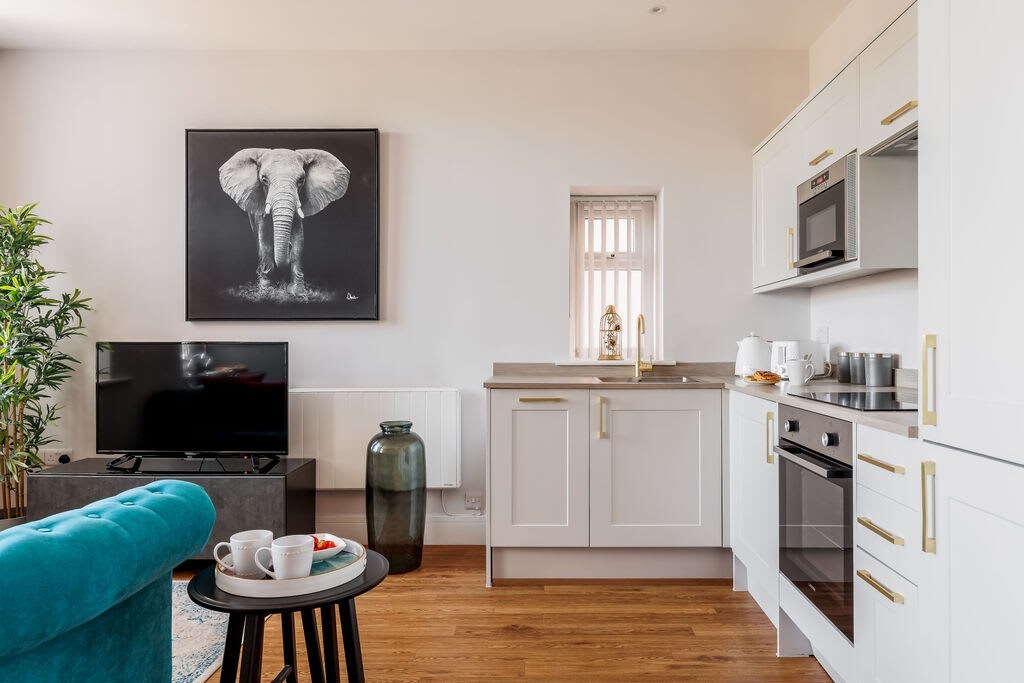 Bright & Beautiful 1-Bed Apt near Beach w/ Parking