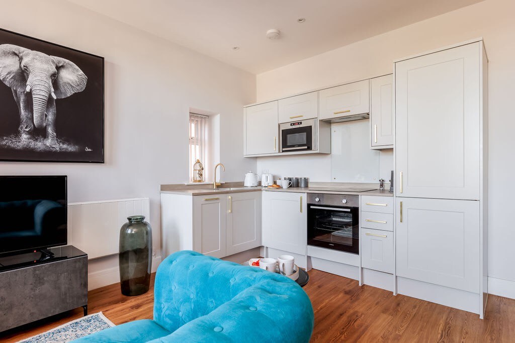 Bright & Beautiful 1-Bed Apt near Beach w/ Parking