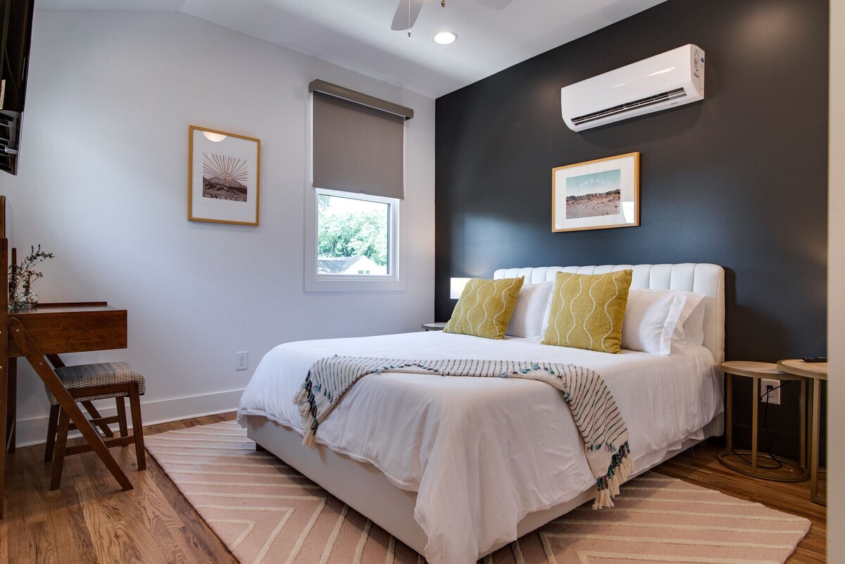 Charming East Nash Retreat, Walk to Dining Faves | Cozy Den, Workspace & Smart TVs | Plush Velvet Sofa, Full Kitchen & Garage | Near Mas Tacos & Five Points, 10 Min to Broadway | 24 Hr Hospitality β Nashville, TN β vacation rental