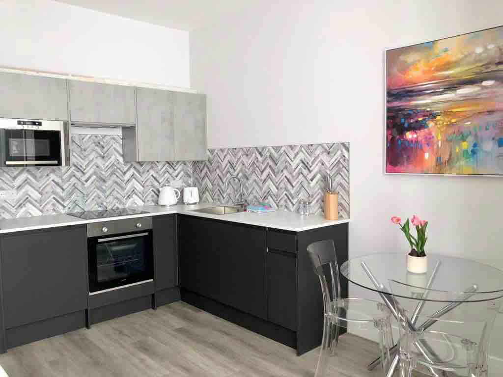 Large Studio Apt, Close to Beach w/ Free Parking! - Photo 2