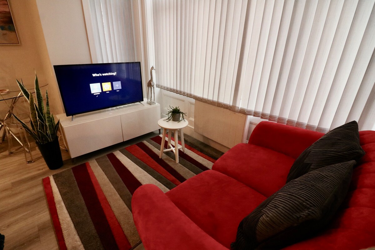 Large Studio Apt, Close to Beach w/ Free Parking!