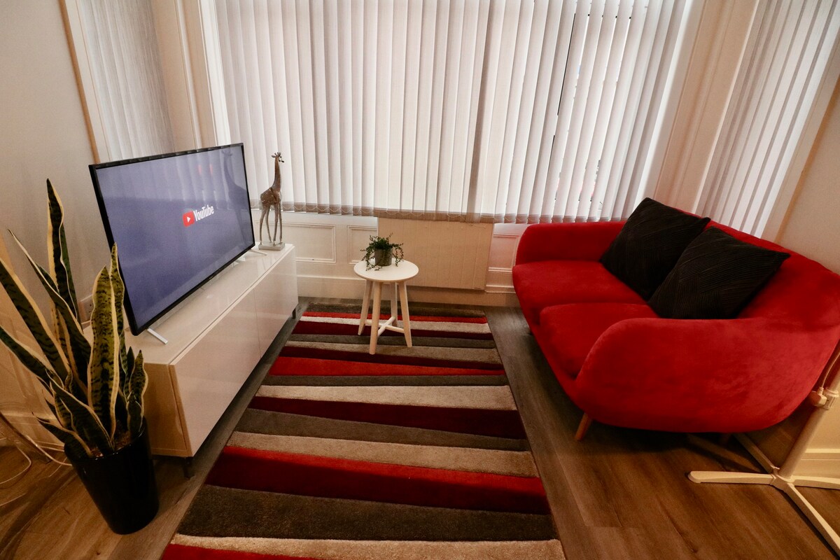 Large Studio Apt, Close to Beach w/ Free Parking!
