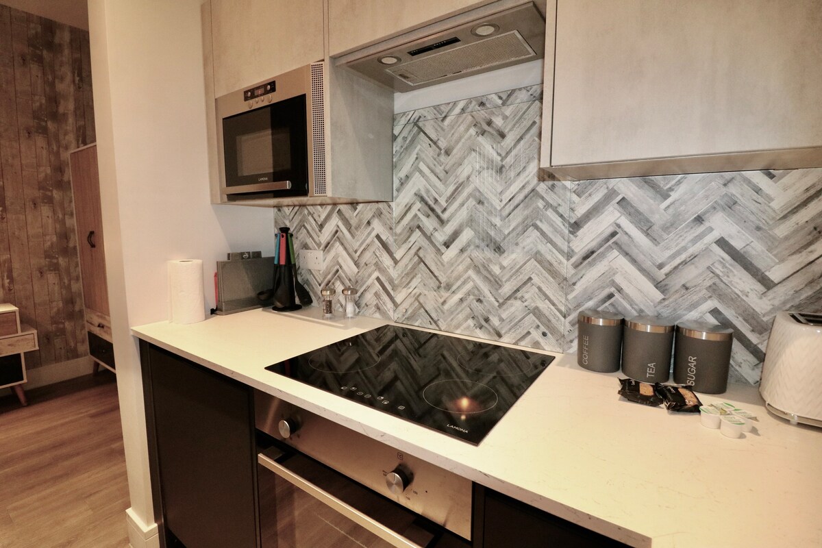 Large Studio Apt, Close to Beach w/ Free Parking!