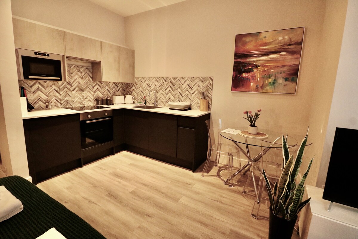 Large Studio Apt, Close to Beach w/ Free Parking!
