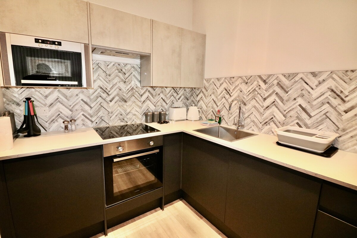 Large Studio Apt, Close to Beach w/ Free Parking!