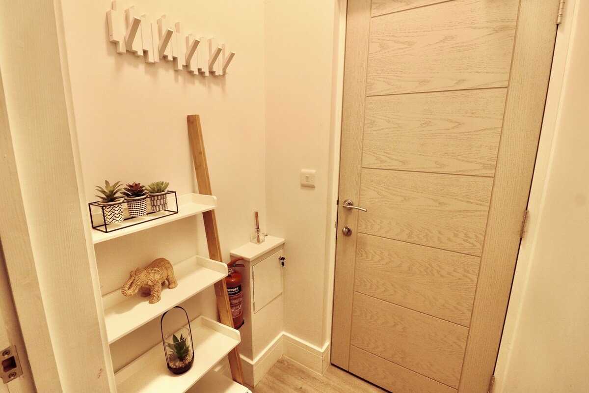 Large Studio Apt, Close to Beach w/ Free Parking!