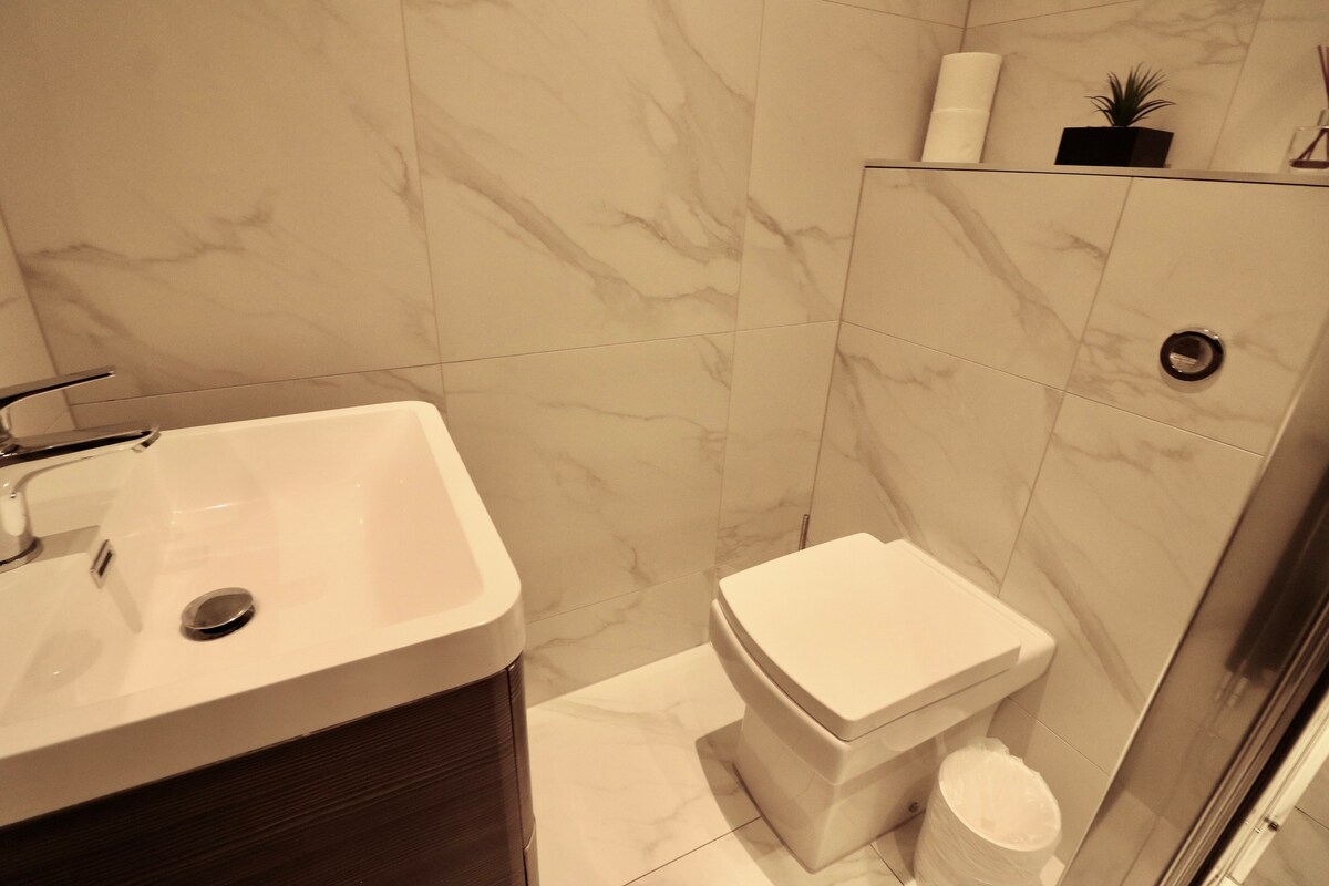 Large Studio Apt, Close to Beach w/ Free Parking!