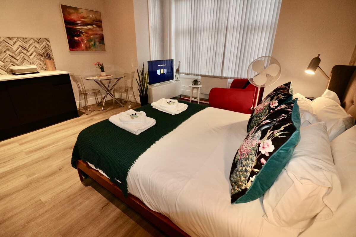 Large Studio Apt, Close to Beach w/ Free Parking!