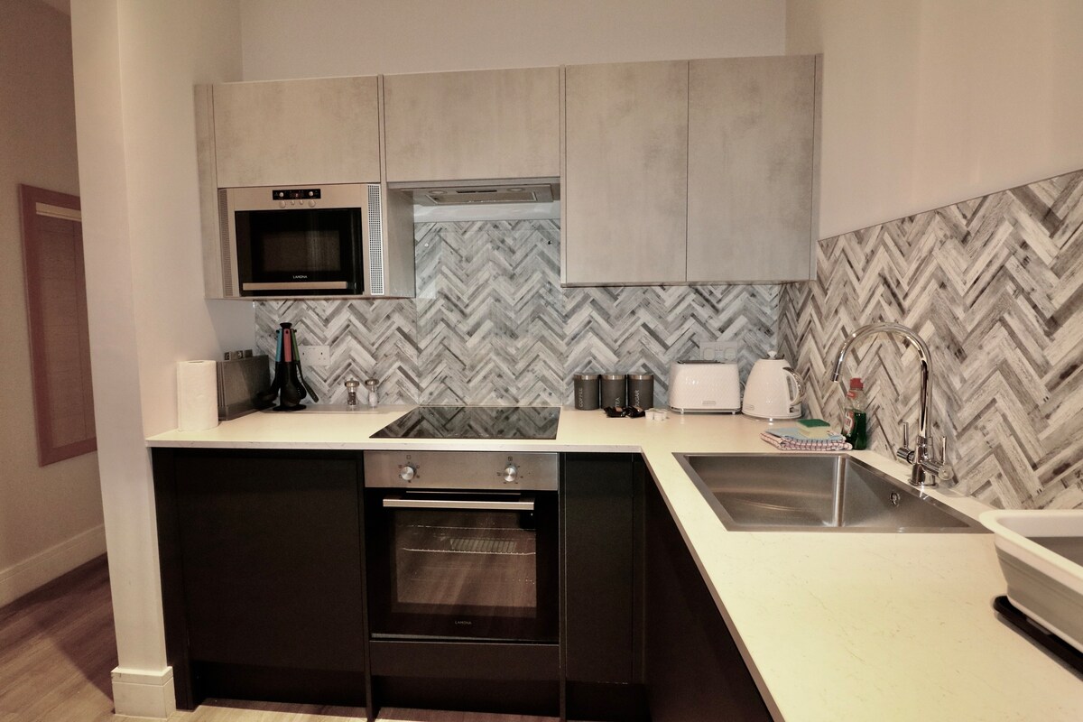 Large Studio Apt, Close to Beach w/ Free Parking!