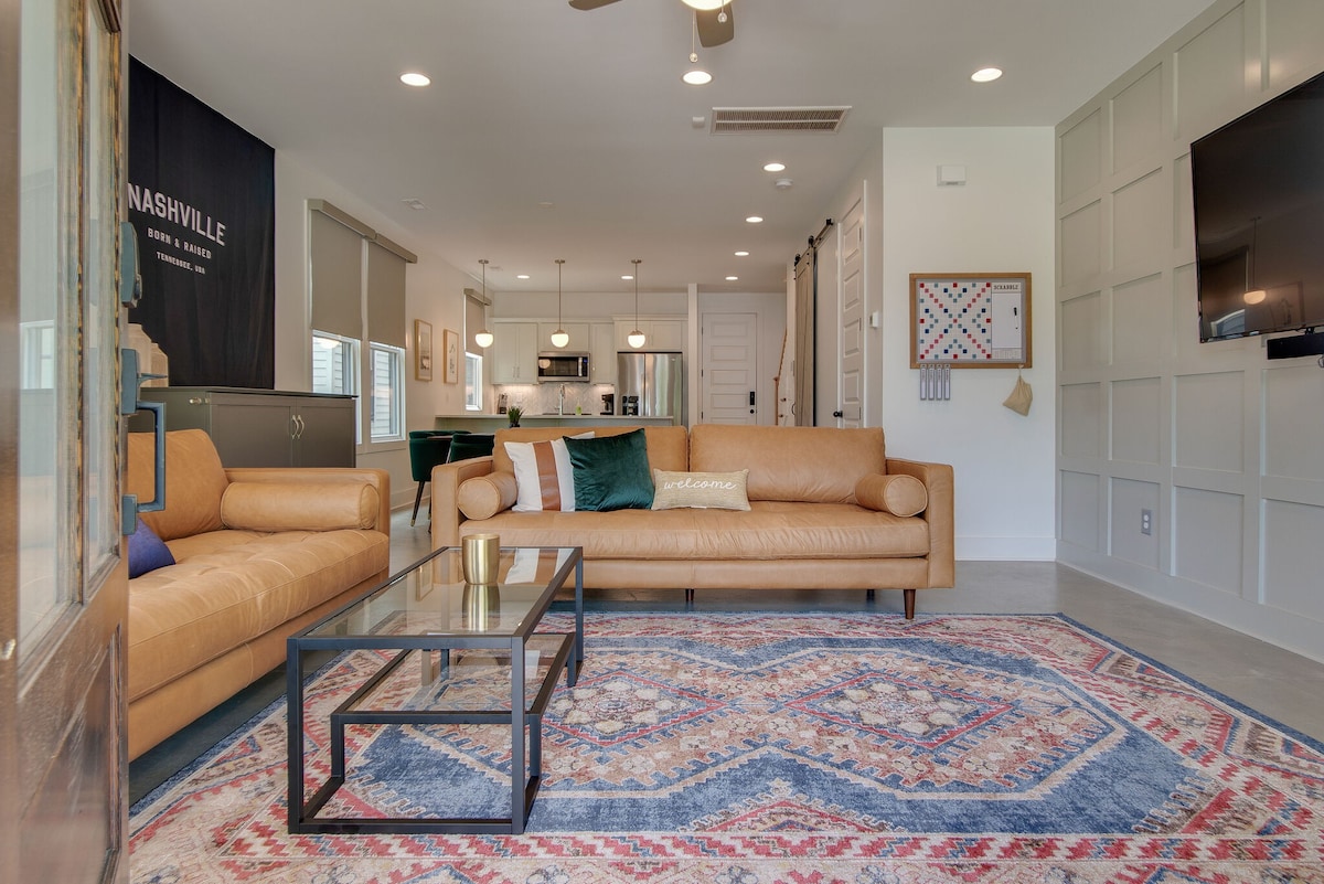 Modern East Nashville Townhome | Walk to Local Favorite Restaurants & Bars | 2-Car Garage, Smart TVs in Every Room | Near Five Points, The Gulch & 10 min to Broadway | 24 Hr Hospitality β Nashville, TN β vacation rental