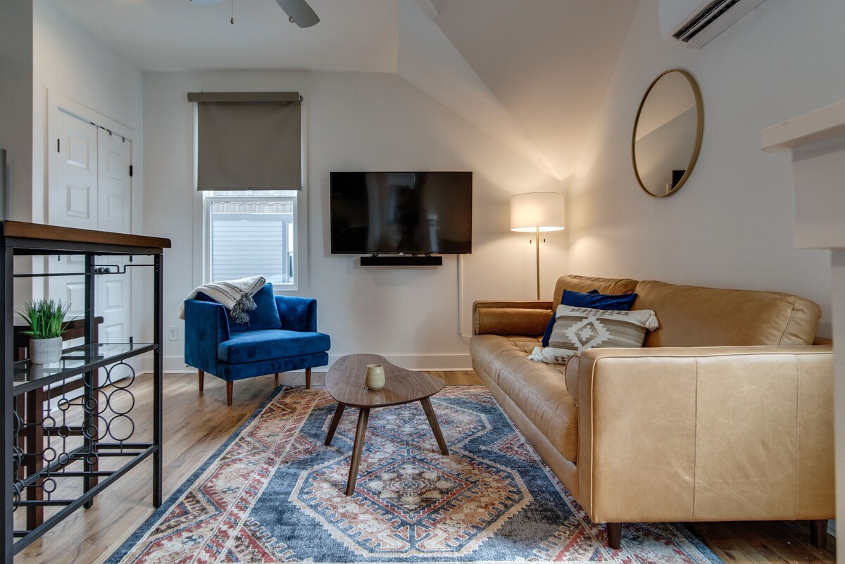 Stylish East Nash Townhouse, Walk to Favorite Eats | Cozy Den, Workspace, Smart TVs & Fast WiFi | Full Kitchen, Garage & 24 Hr Hospitality | Near Mas Tacos, Rosepepper & Five Points | 10 Min to Broadway β Nashville, TN β vacation rental
