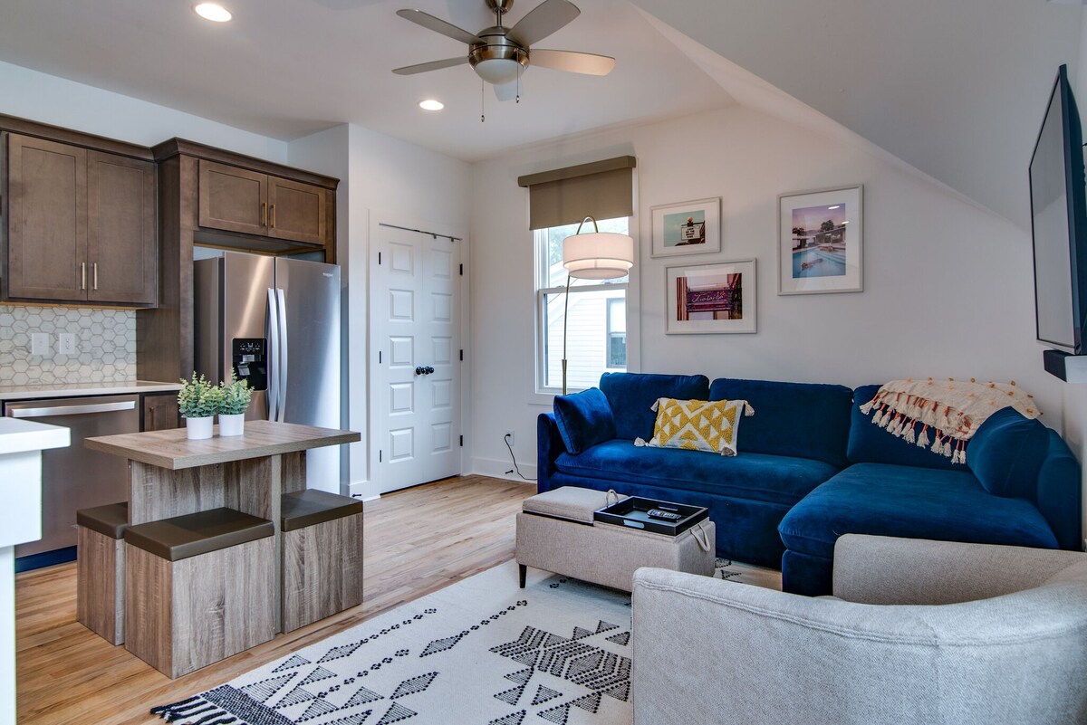 Modern East Nashville Retreat, Walk to Local Faves | Cozy Living Space, Smart TVs & Fast WiFi | Full Kitchen, Garage & Workspace | Steps to Mas Tacos & Rosepepper | 10 Min to Broadway & Nissan Stadium | 24 Hr Hospitality β Nashville, TN β vacation rental