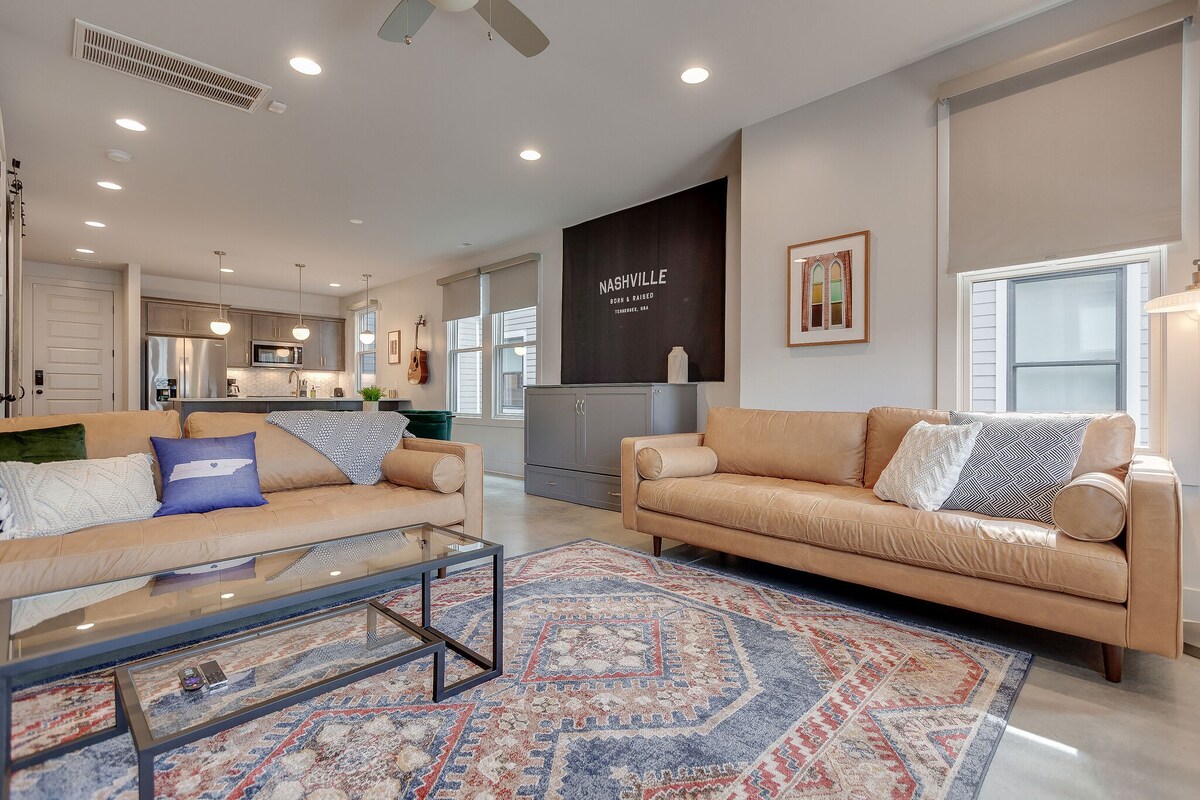 Modern East Nashville Townhome with Kings & Queens | Walk to Local Restaurants & Bars | 2 Workspaces, 2-Car Garage, Smart TVs in Every Room | Near Five Points, The Gulch & 10 min to Broadway | 24 Hr Hospitality — Nashville, TN — vacation rental