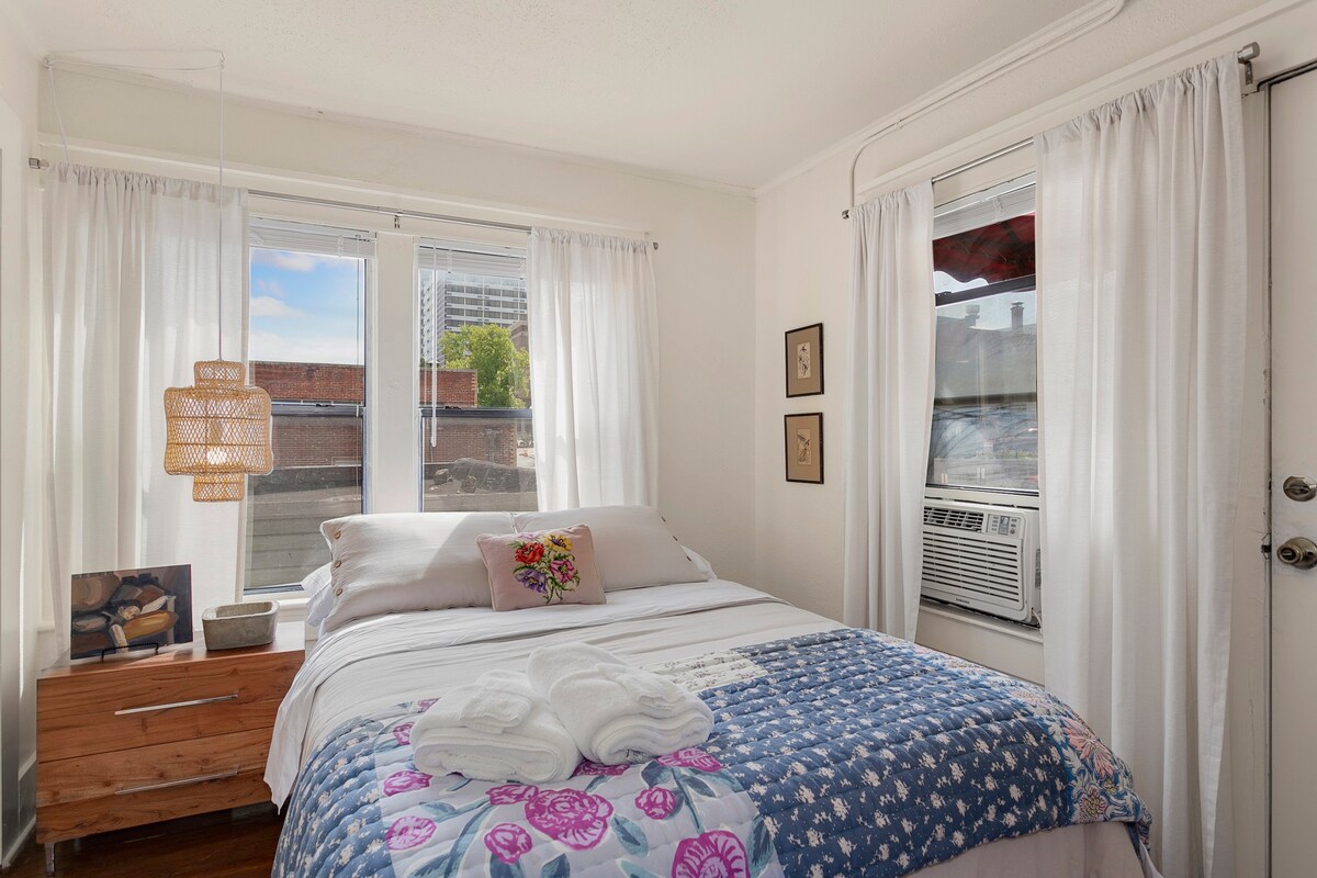 The Wildflower - Monthly Rental - Walk Everywhere! 3