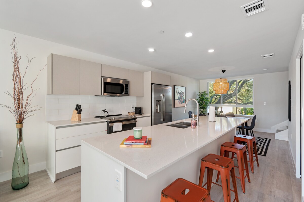 Cloud9 |Private Balcony @ Aventura | The Shore interior 3