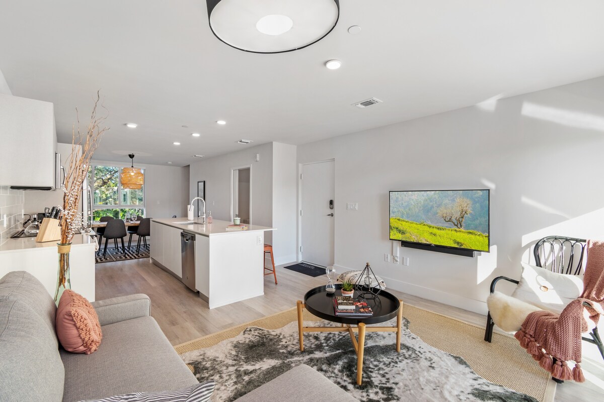 Cloud9 |Private Balcony @ Aventura | The Shore interior 2