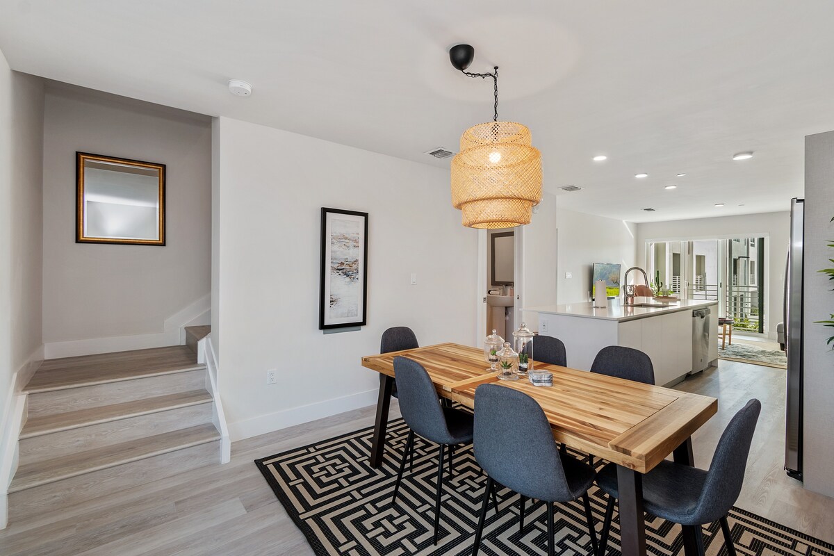 Cloud9 |Private Balcony @ Aventura | The Shore interior 4