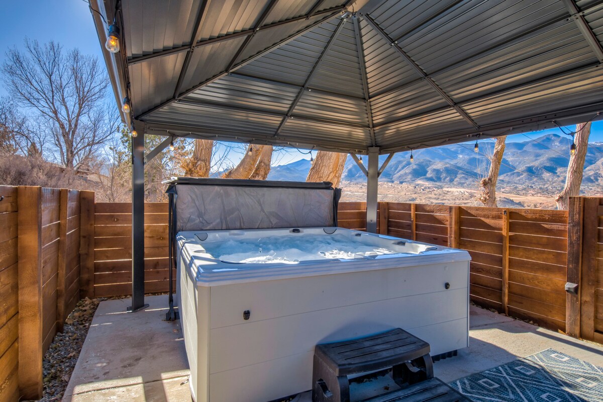 Kings Hideaway! Apartment w Hot Tub & Scenic View — Colorado Springs, CO — vacation rental