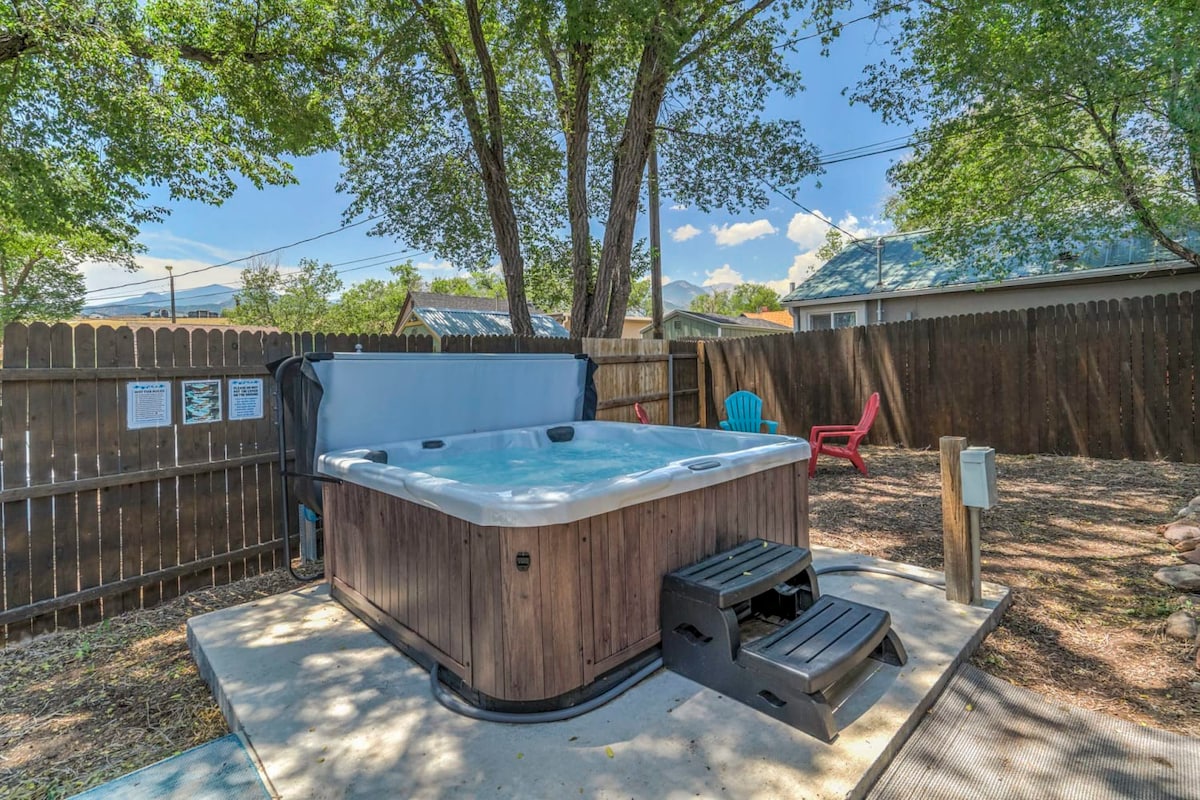 Vibrant Watermelon! Hot Tub & King Bed & BBQ! — Colorado Springs, CO — vacation rental