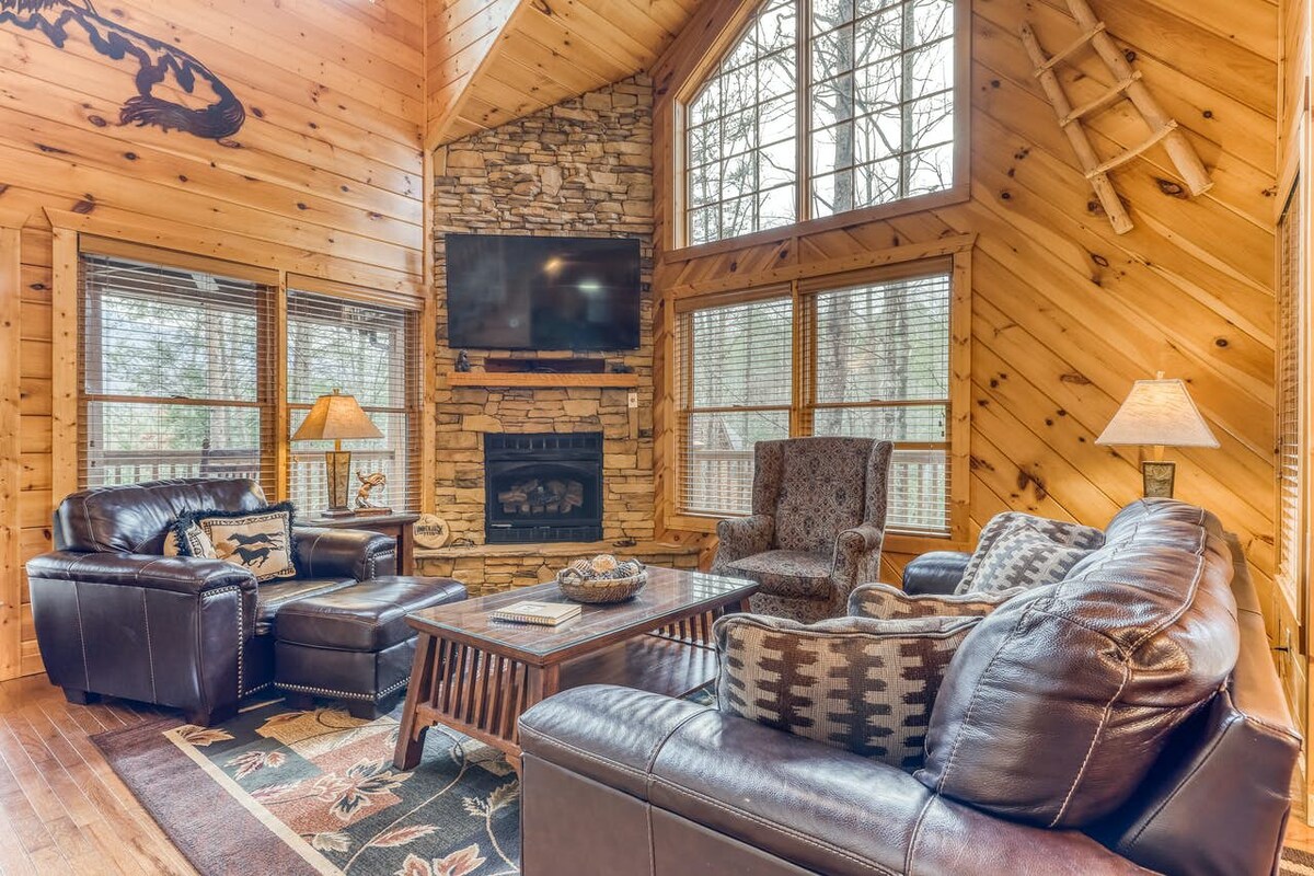 Rustic Cabin with Hot Tub, Large Deck & Game Room Two King Suites and Loft Game Room Bunks, 10 Mins to Gatlinburg, 20 Mins to Pigeon Forge Great for Families, 24 Hr Hospitality, Dog Friendly — Gatlinburg, TN — vacation rental