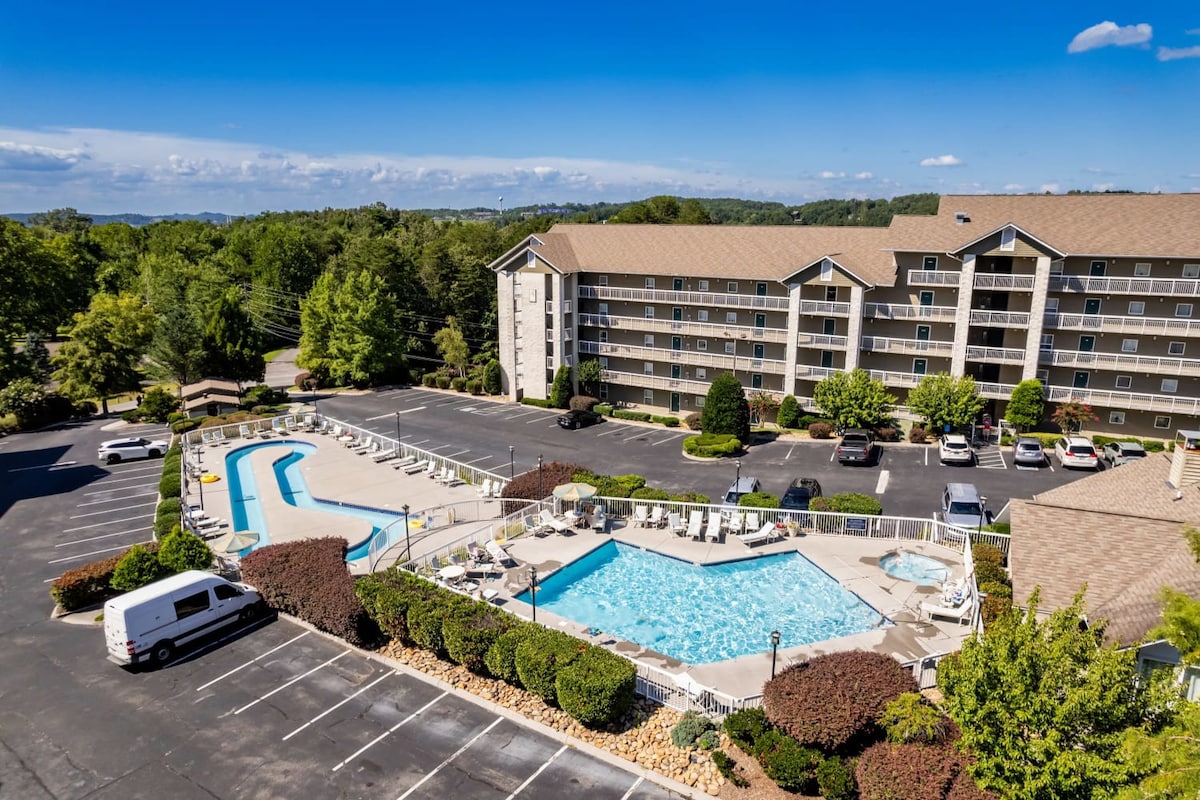 Condo for 6, Pool, Gym, Patio, 1 Block to Parkway , Seasonal Outdoor Pool with Lazy River, Near Dollywood & Smoky Mountains, 24/7 Hospitality, Cozy Living Space — Pigeon Forge, TN — vacation rental
