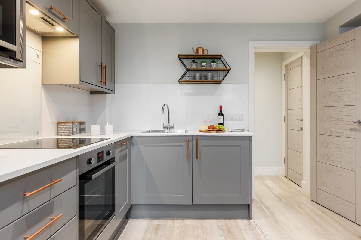 Spacious, Beautiful 1-Bed Apt; Central, Wi-Fi, PKG