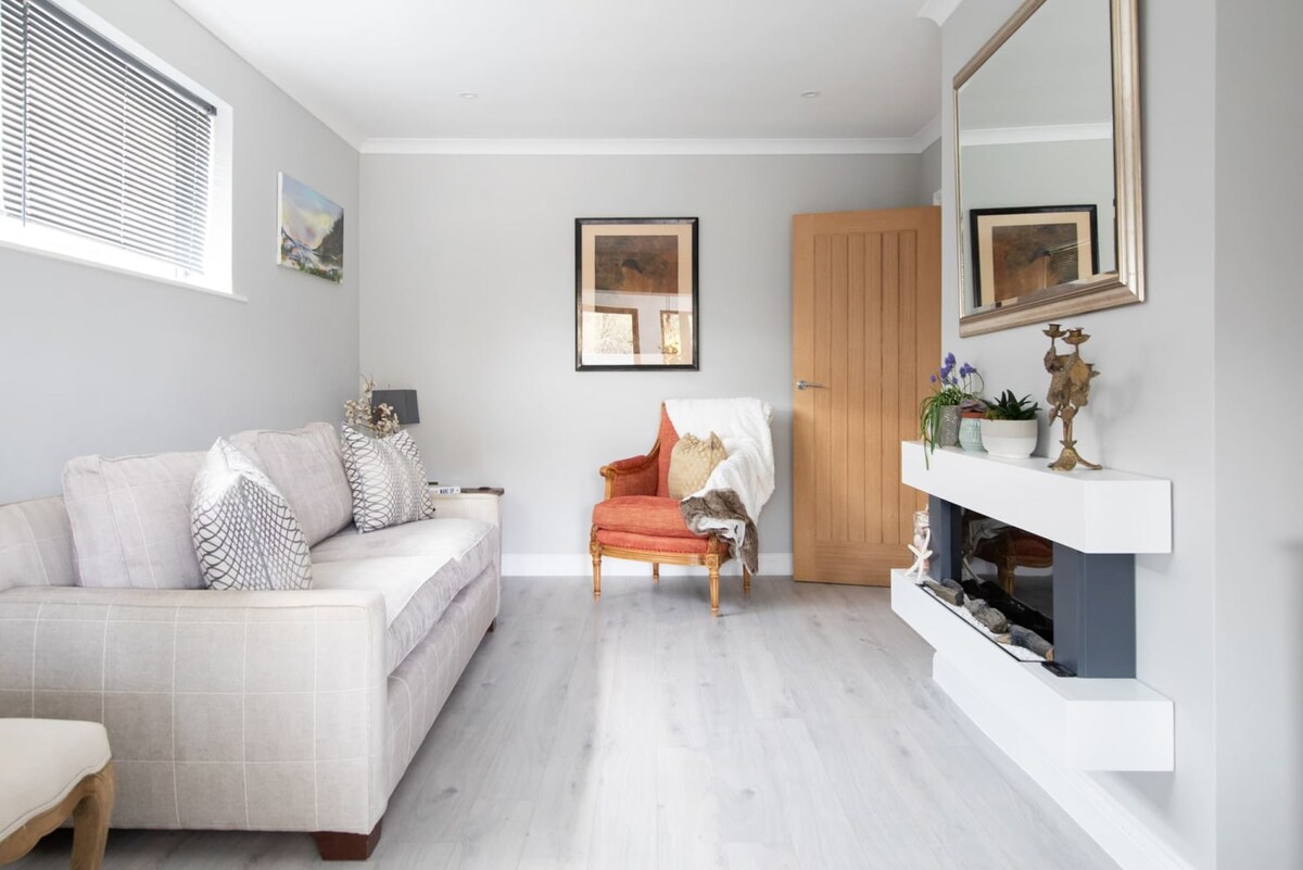 Another vintage era-inspired sofa chair. Perfect to sit next to the electric fireplace during cold winter nights