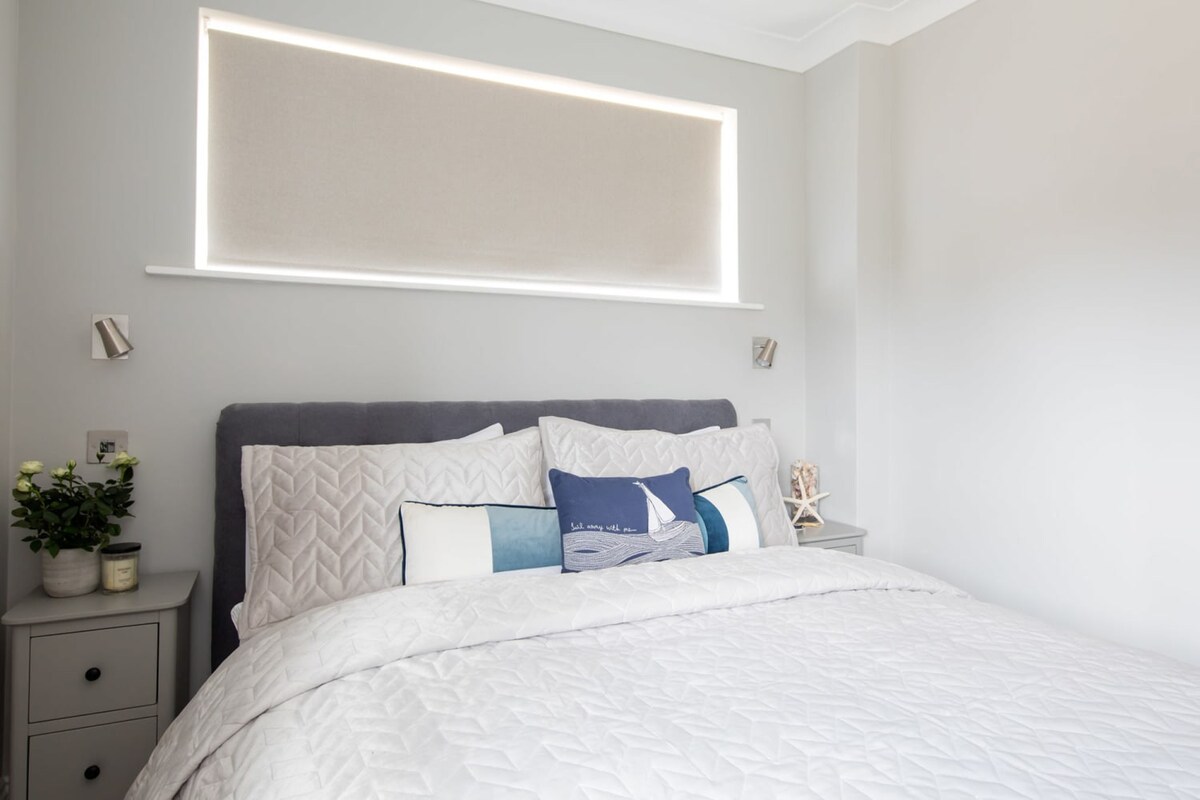 You can completely block out the sun or let it wake you up for an early start