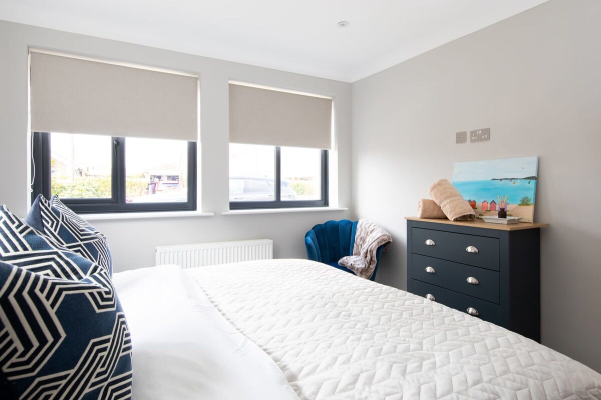 The bedroom can be extremely bright if you want it to be