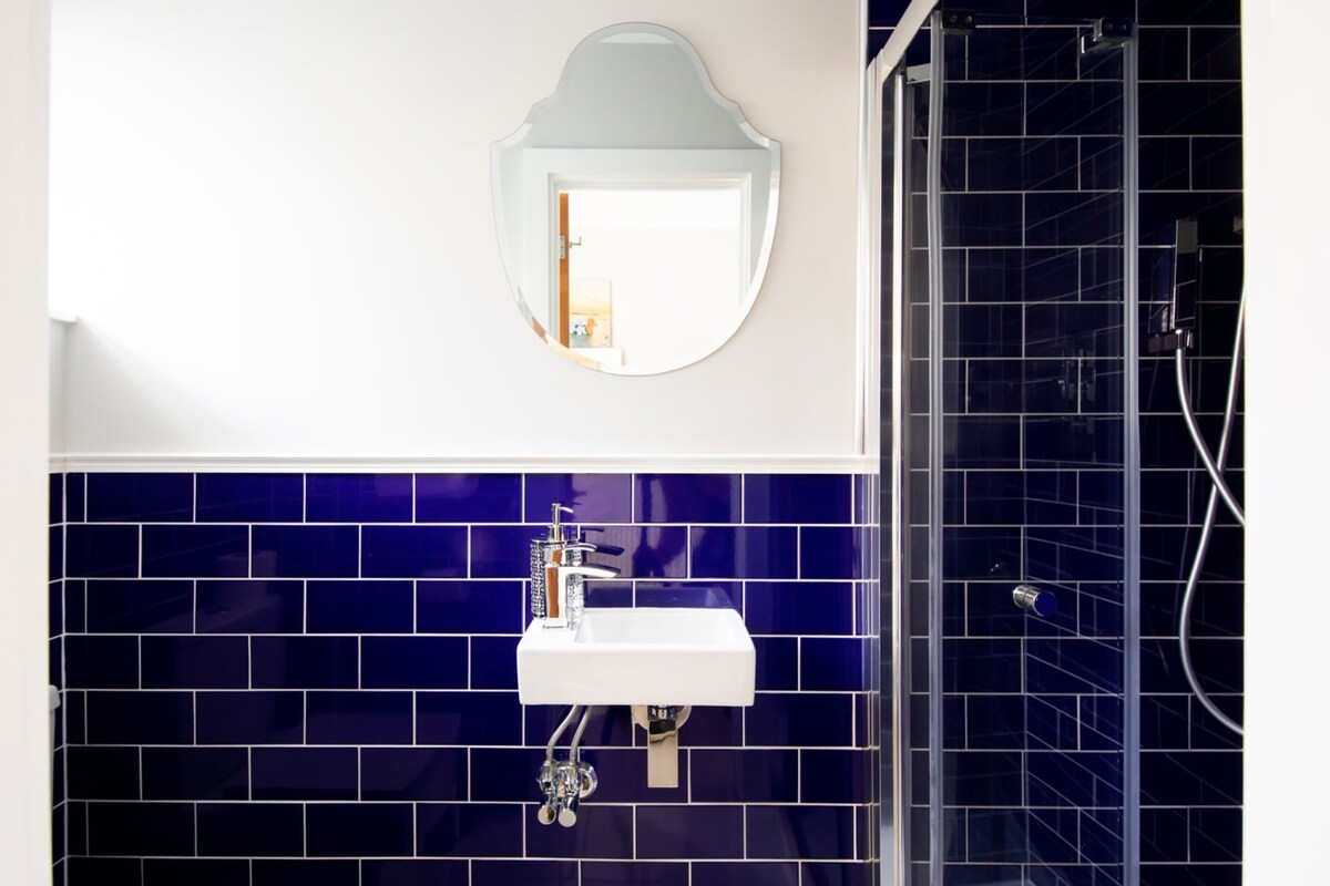 Would you look at the cute washbasin? Every detail in this house is carefully thought out to provide you with the ultimate comfort and convenience