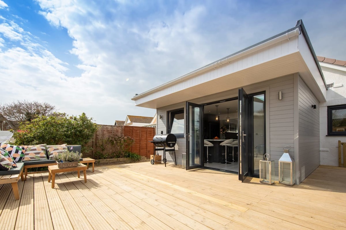 Seaside Serenity: 3-Bed, Deck & Garden, Near Shore