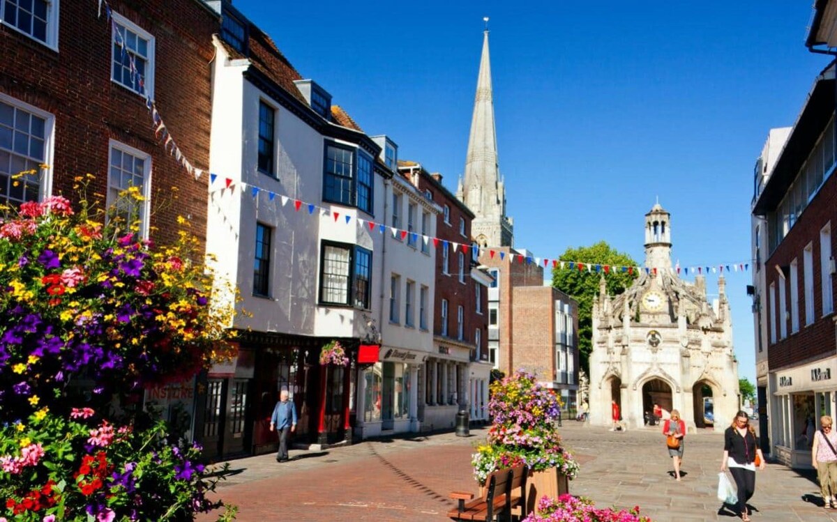 Chichester with its variety of restaurants, bars and coffee shops is just 10 minutes drive away