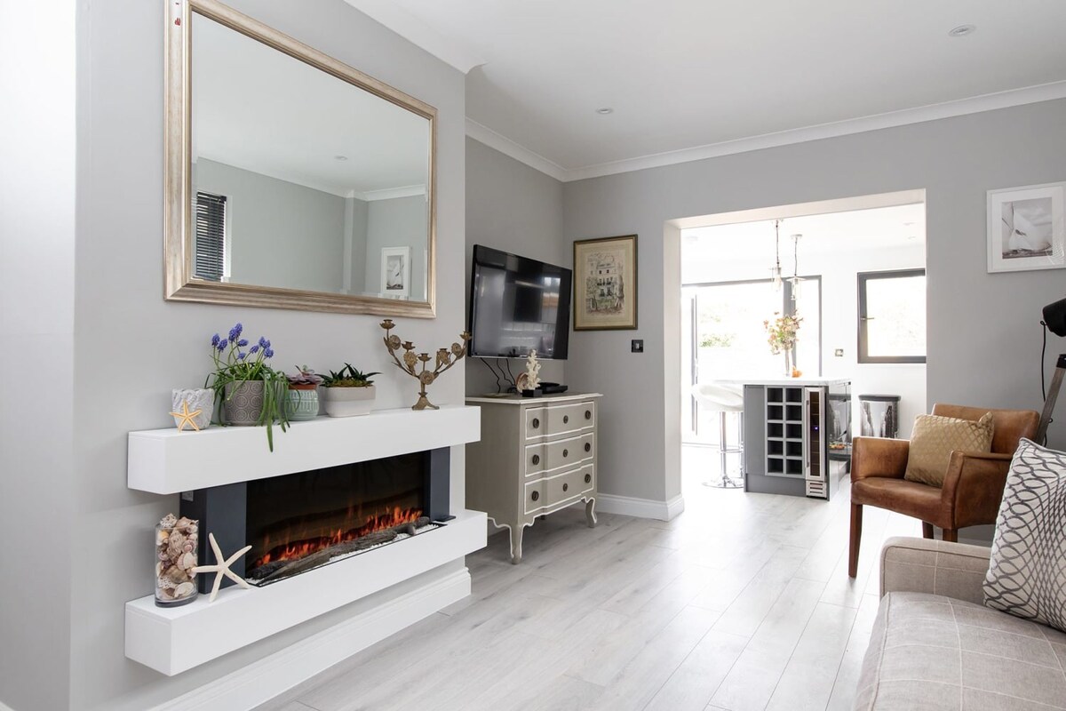 Seaside Serenity: 3-Bed, Deck & Garden, Near Shore
