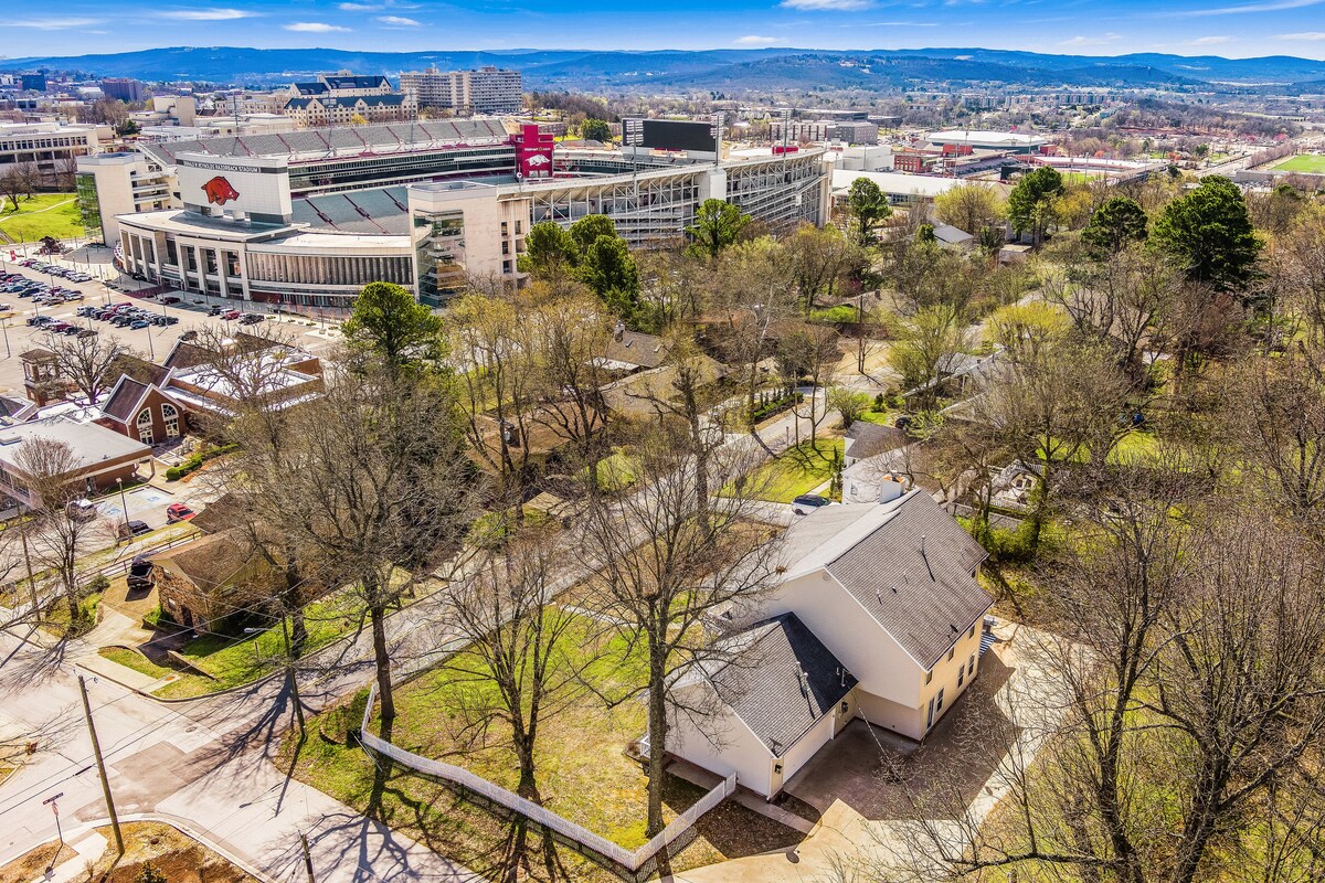 Pig Sooie Porch - Steps to Razorback Stadium-UofA 3