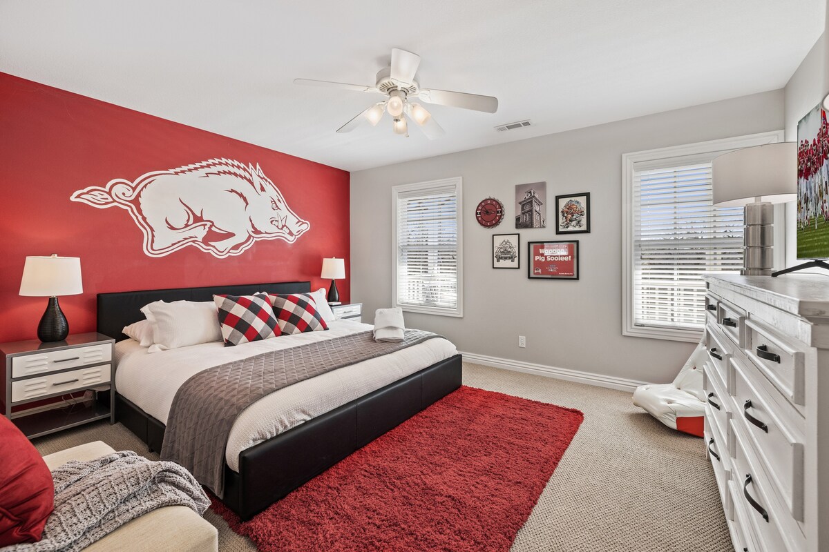 Pig Sooie Porch - Steps to Razorback Stadium-UofA 6