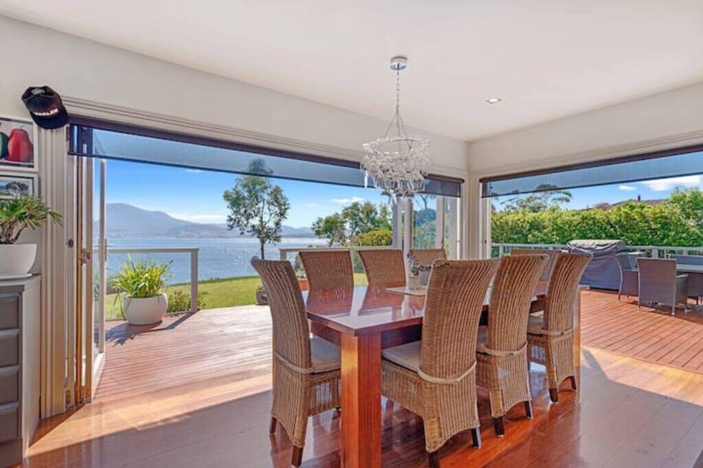 "Casa Con Vista" Luxury Waterfront Home. Sleeps 10 — Tranmere, TAS — vacation rental