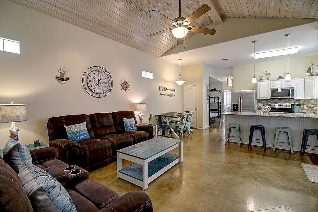 Blue Pelican- Private Breezeway | Kid Friendly — Port Aransas, TX — vacation rental