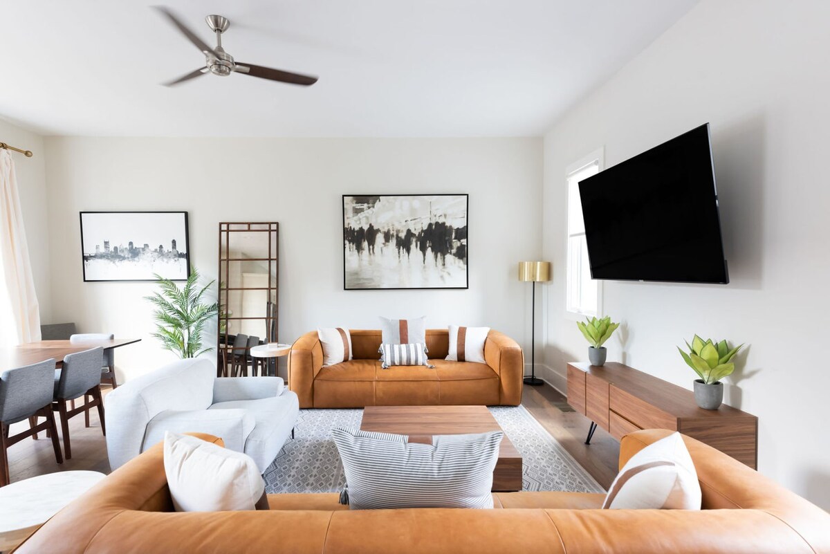 Spacious 4BR, Rooftop Patio, Garage, Walk to Faves, 5 Mins to Nissan Stadium, Less than 10 Mins to Broadway, 24 Hr Hospitality, Great for Groups — Nashville, TN — vacation rental