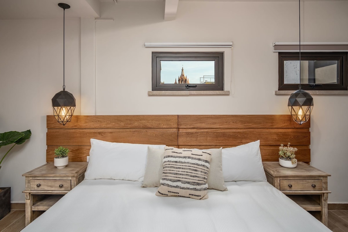 1BR King Suite in Centro, AC/Heat, Hotel Bedding — San Miguel de Allende, Guanajuato — vacation rental