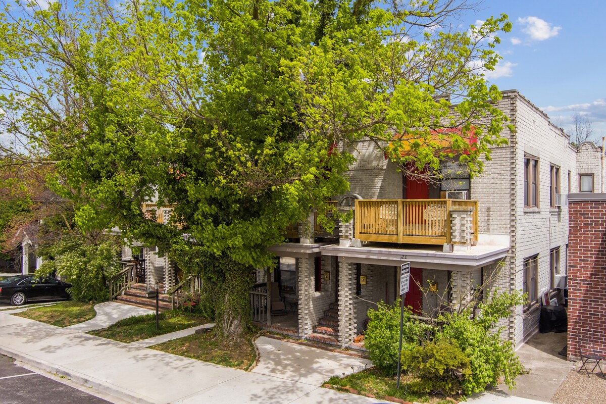 The Clementine - Monthly Rental - Walk Everywhere! 2