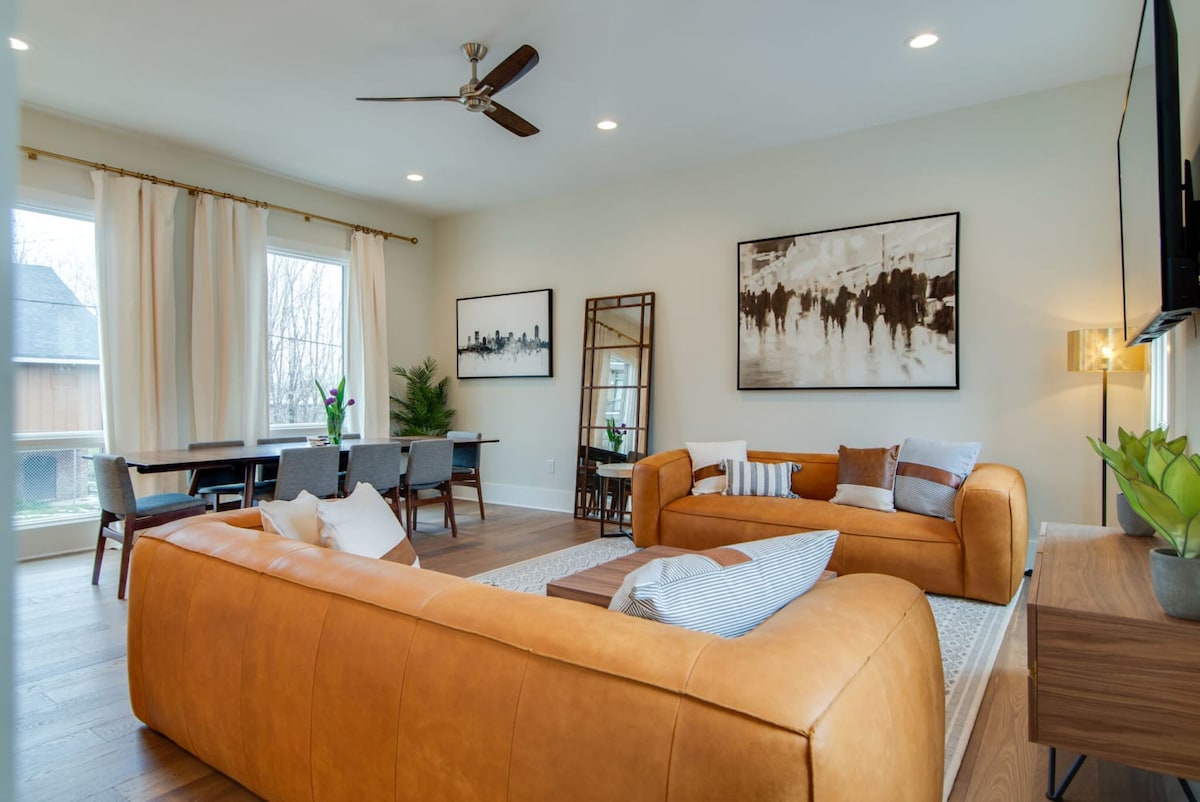 7BR Retreat, Rooftops, Garages, Walkable to Faves 5 Mins to Nissan Stadium, Less than 10 Mins to Broadway, 24 Hr Hospitality, Great for Groups — Nashville, TN — vacation rental