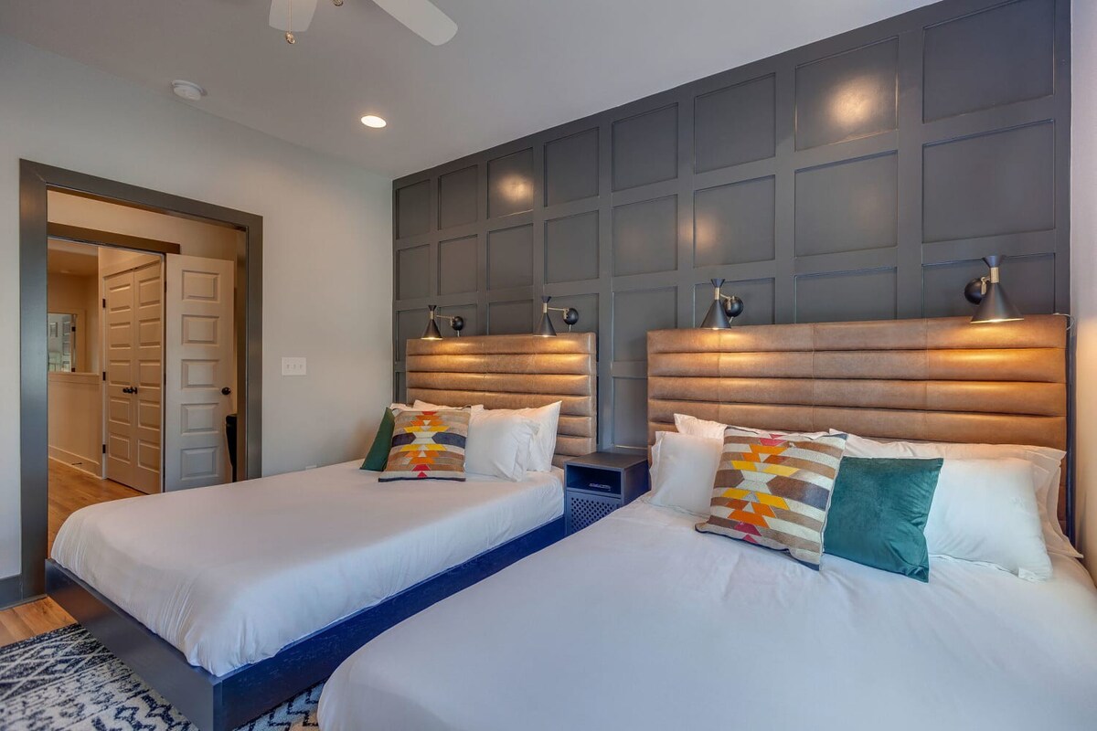 Spacious & Walkable East Nash Designer Twin Homes | Sleep 20 with Smart TVs, Workspaces & Fast WiFi | 2 Garages & Full Kitchens | Walk to Mas Tacos, 10 Min to Broadway | 24 Hr Hospitality β Nashville, TN β vacation rental