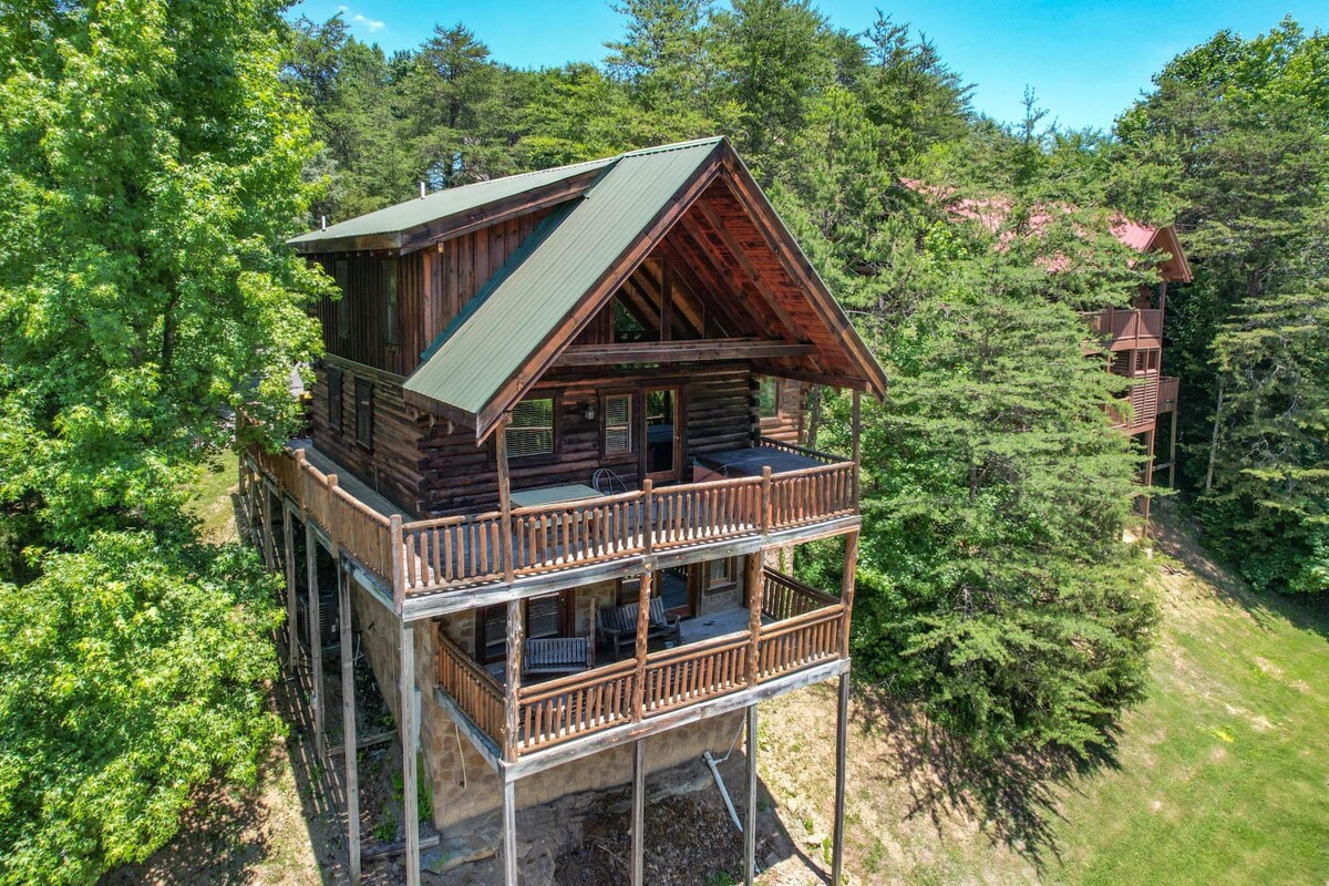 Cozy Forest Cabin: Hot Tub, Pets Welcome  | Sleep 10 w/ Wraparound Deck, Scenic Views & Access to Resort Pool | Near The Parkway, Tanger Outlets & Dollywood | Smoky Mountain Charm | 24/7 Hospitality & Family Comfort — Pigeon Forge, TN — vacation rental
