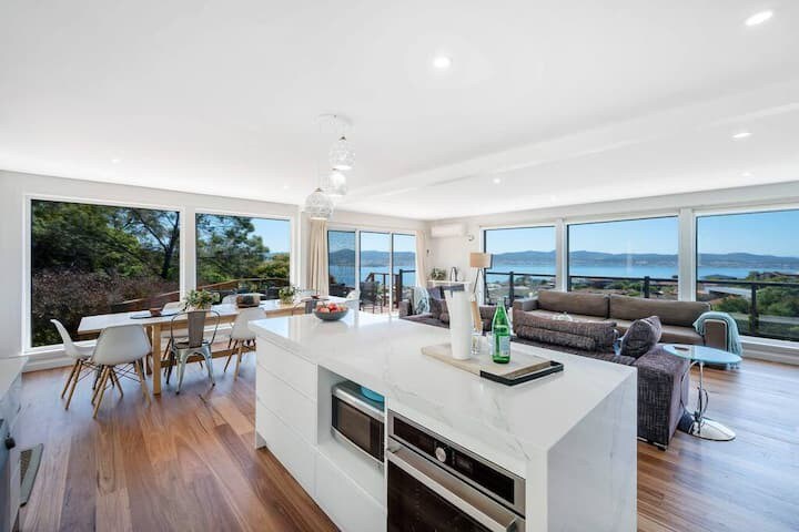 House on the Hill with a View – Sleeps 12, 3 Bath. — Sandy Bay, TAS — vacation rental