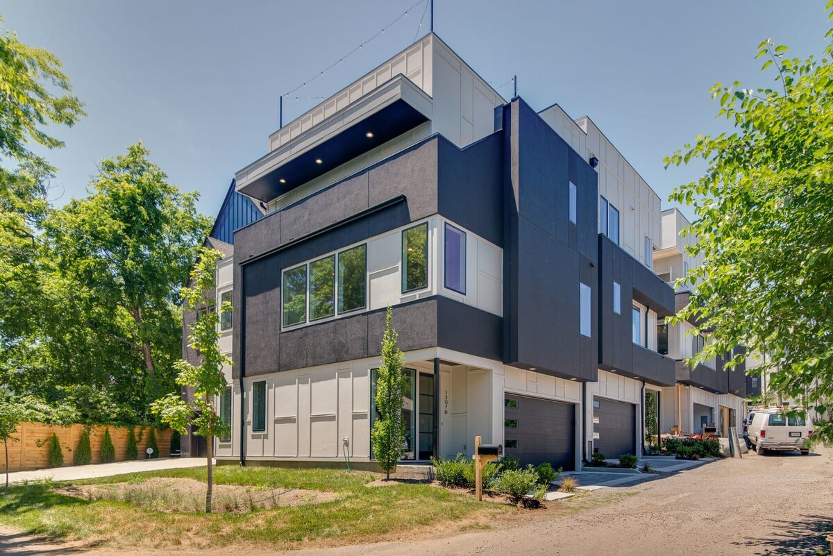 Stylish 4Bed Retreat with Rooftop, Garage, Peloton, Sleeps 12, Fire Table, Gourmet Kitchen, Cozy Living Space, Dedicated Parking, Near Distilleries, Marathon Village & Nightlife, Chic Skyline Views, 24 Hour Hospitality β Nashville, TN β vacation rental