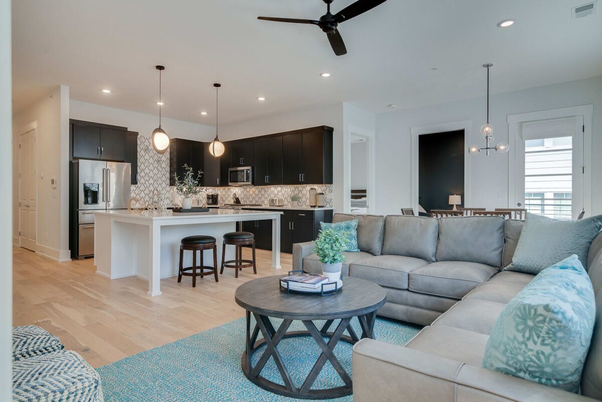 Roomy 1-Level Condo Near Vanderbilt With Parking    |    1 Story, Elevator Building, Secure Parking, Patio, Elevator, Sleeping Space for Guests, Great for Groups, Walk to Campus, 24 Hr Hospitality — Nashville, TN — vacation rental
